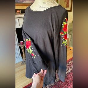 QUACKER FACTORY QVC Women’s Embroidered Roses Black Sweatshirt EUC Sz L Modified